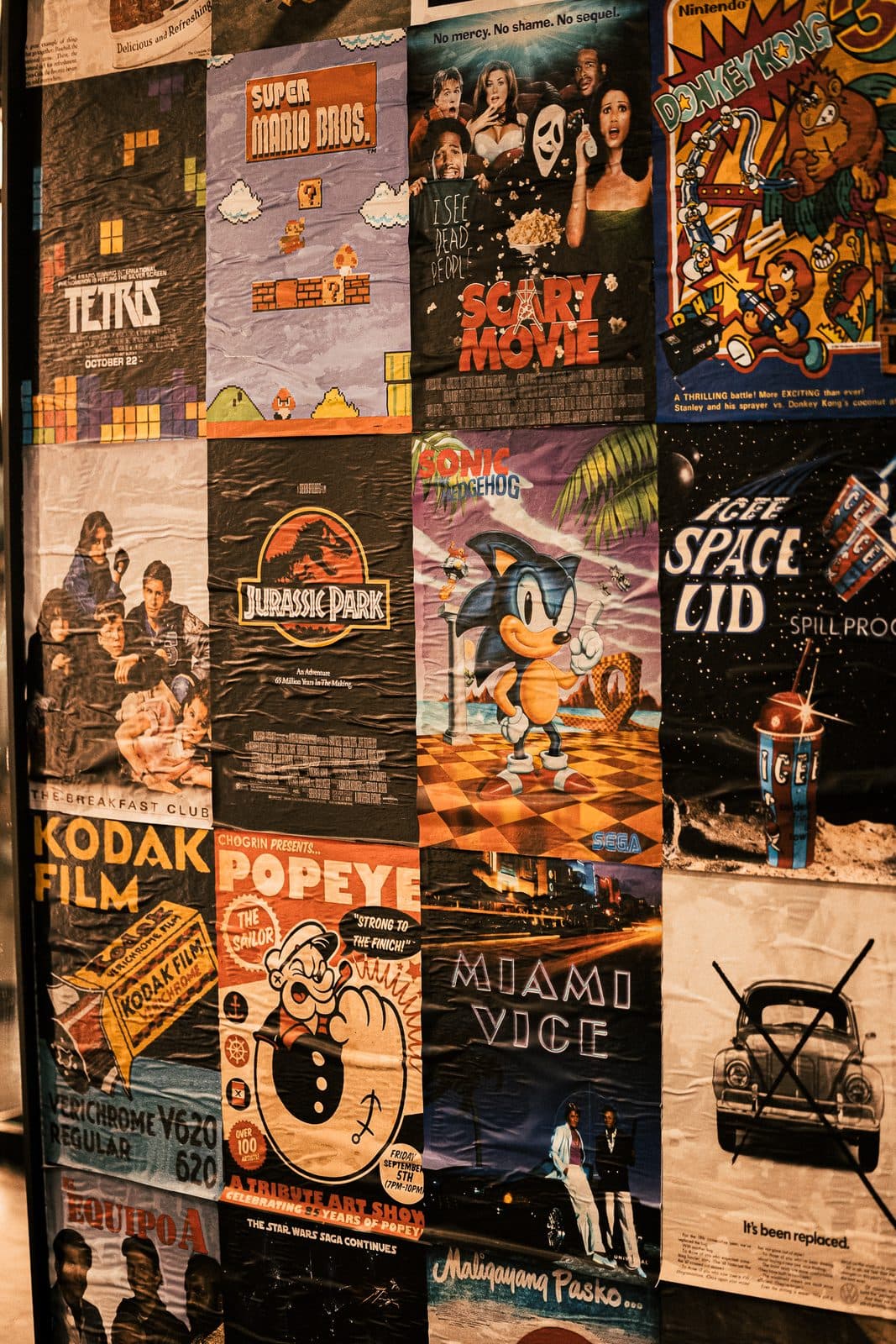 La pared de carteles: Jurassic Park, Scary Movie, Kodak, Popeye, Miami Vice