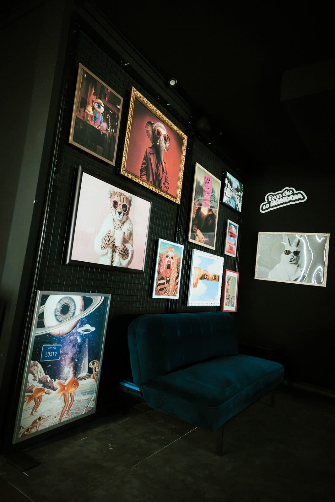 La pared de cuadros iluminados: guepardo, conejo y collages espaciales