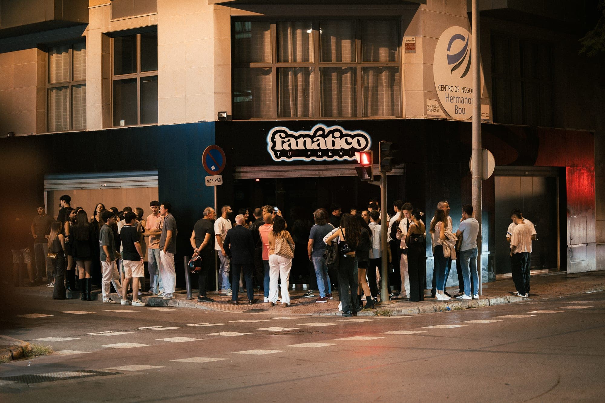 La fachada de Fanático en Av. Hermanos Bou 19, con gente en la puerta