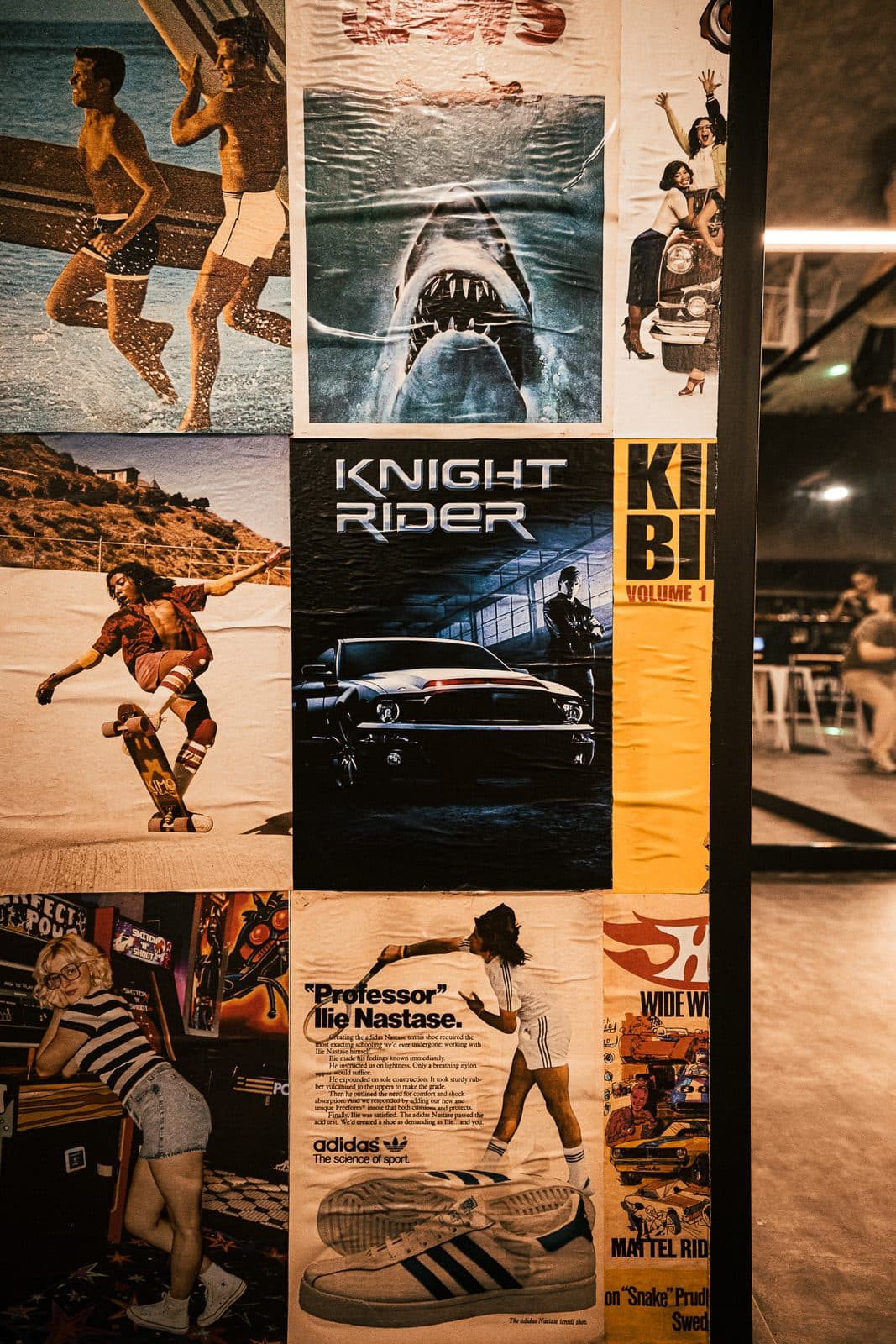 Carteles de El coche fantástico y Kill Bill pegados en la columna