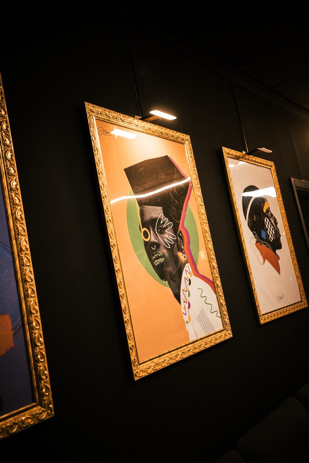 Uno de los retratos de cerca, con el detalle del marco dorado labrado