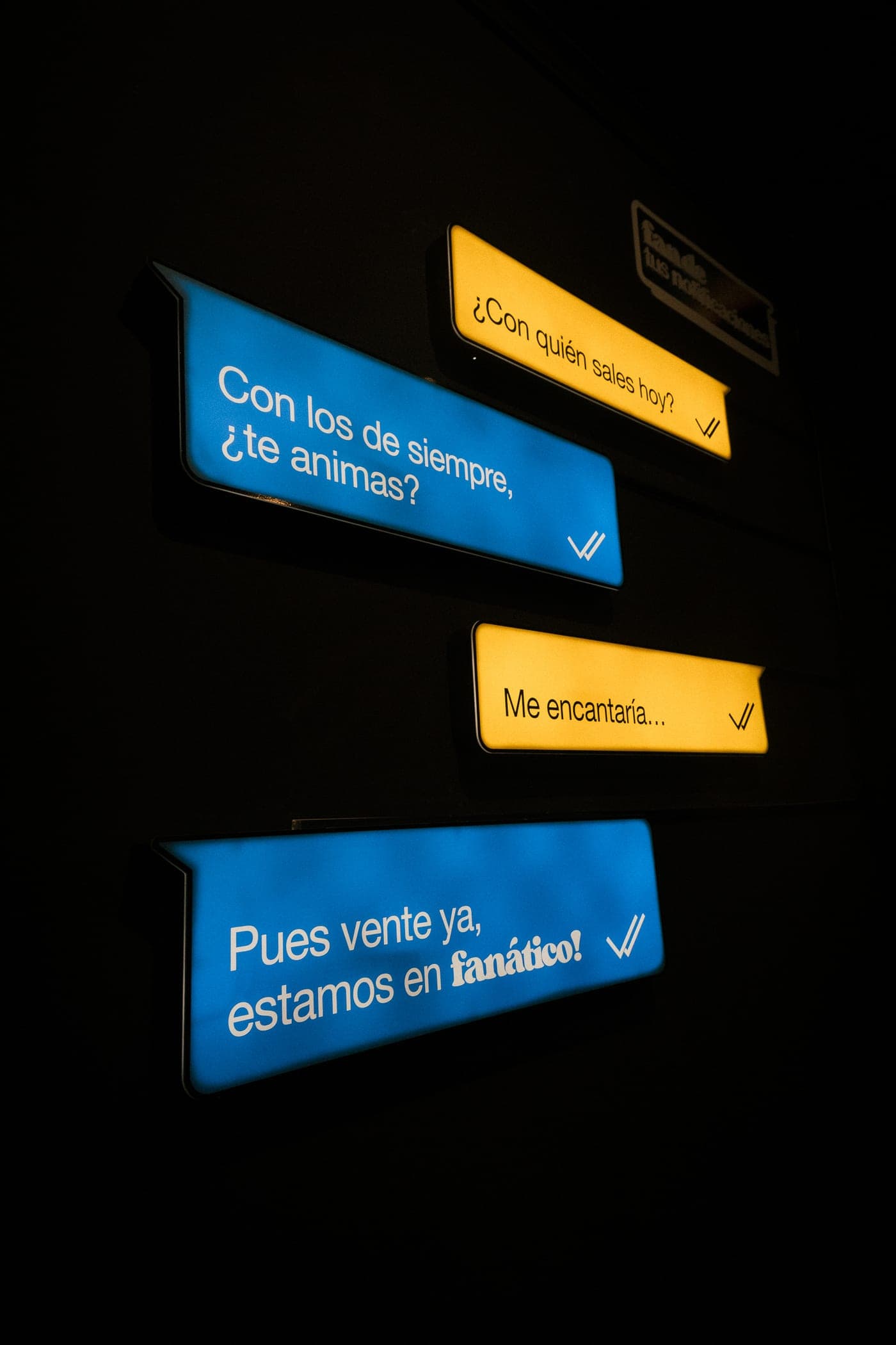 Los neones con forma de mensajes de chat, en amarillo y azul