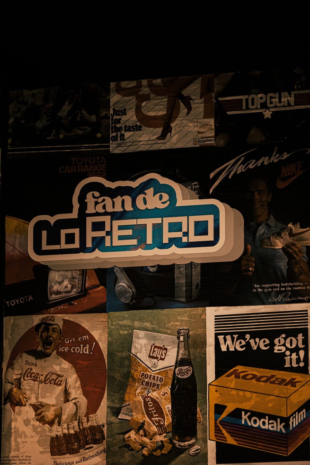 El neón «fan de lo retro» sobre la pared de anuncios y carteles antiguos
