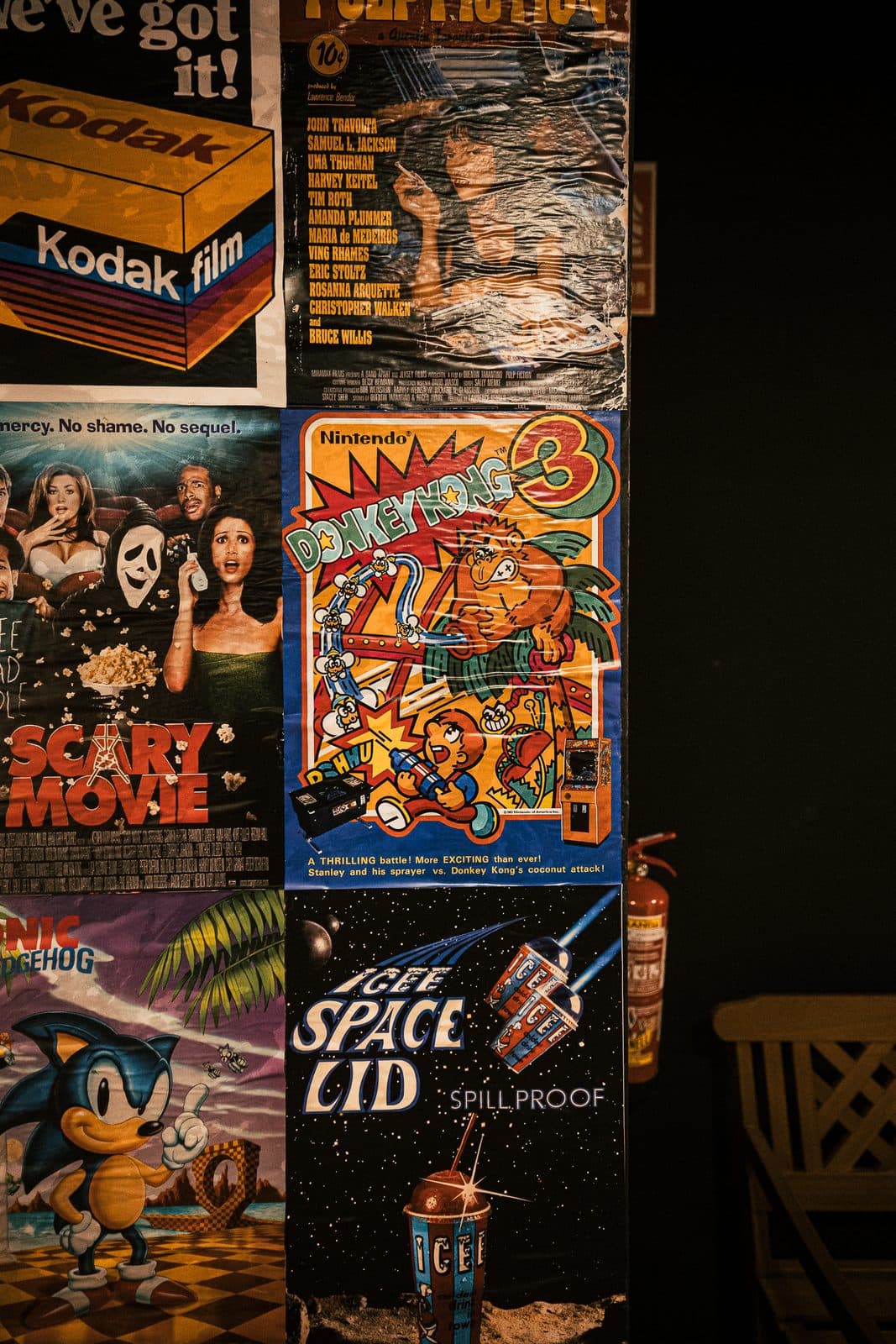 Carteles de Scary Movie y Sonic 3 en la esquina