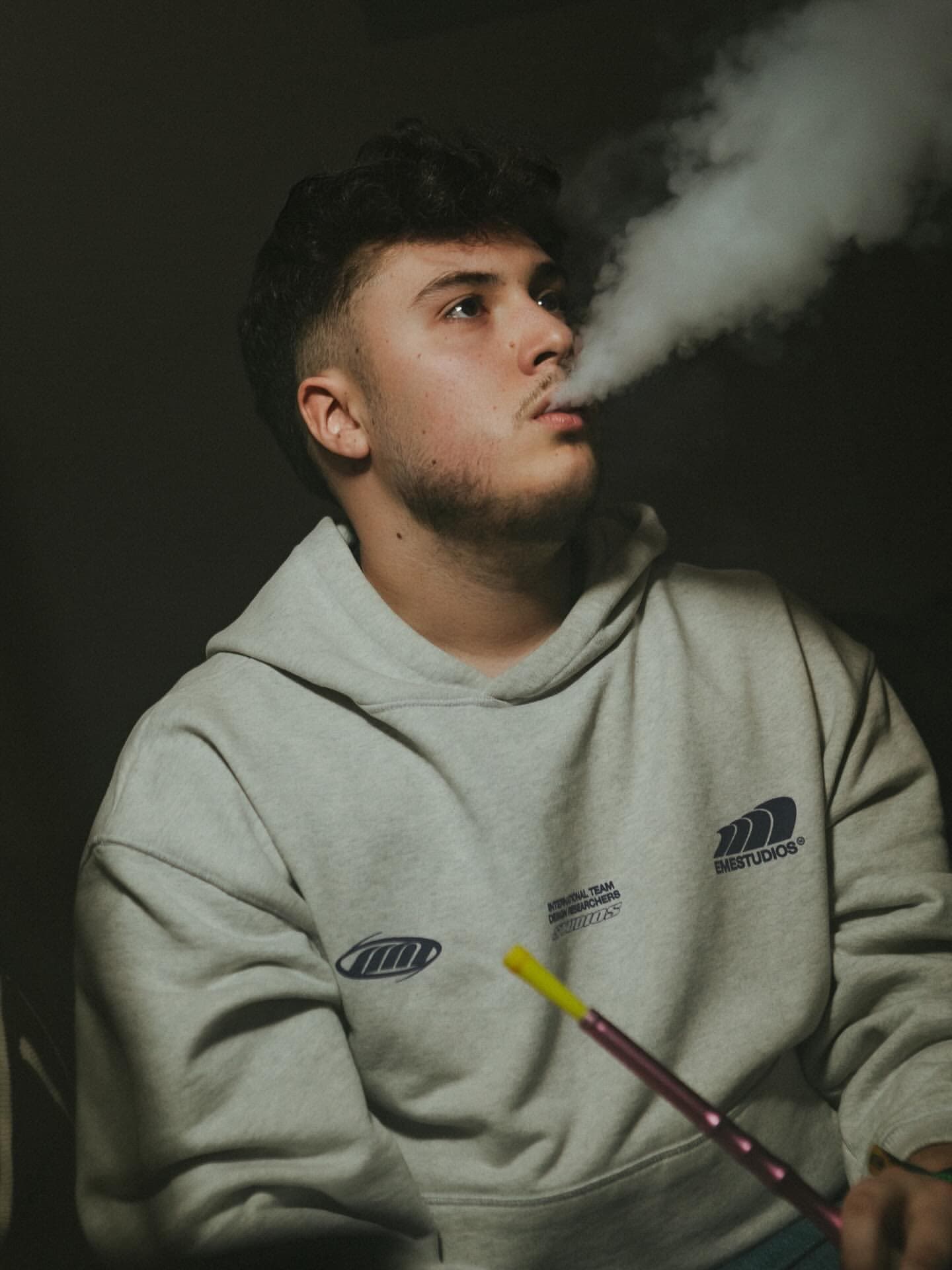 Humo de shisha en el ambiente del local