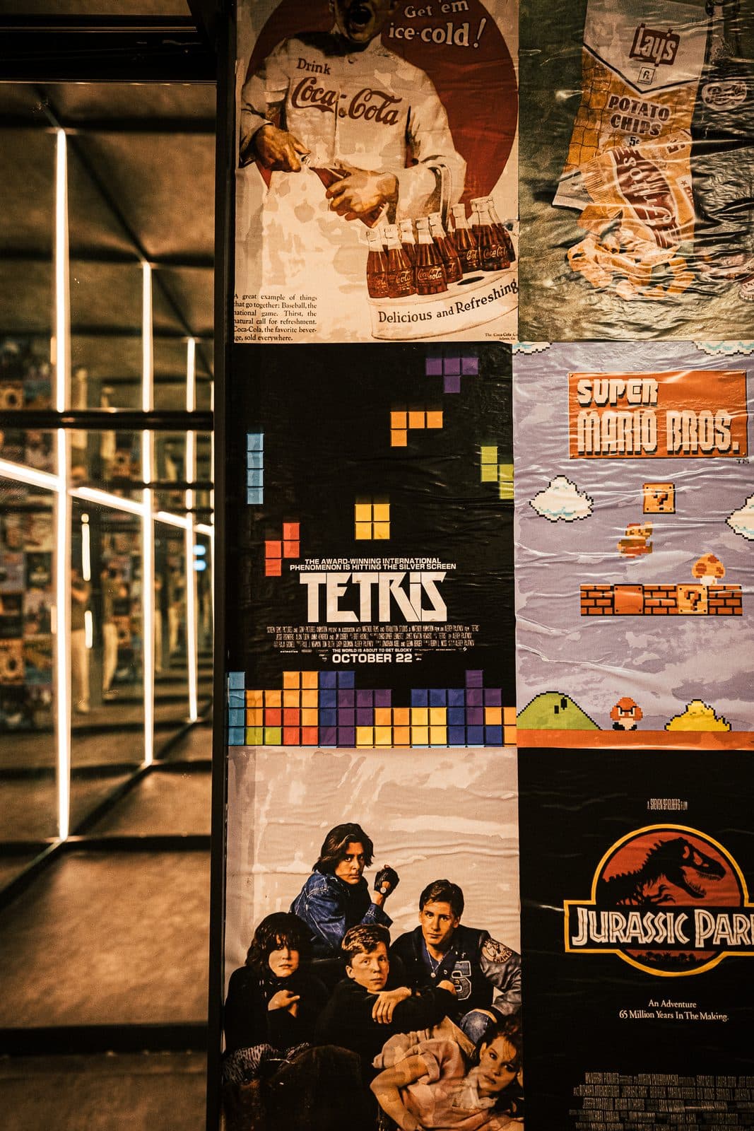 Carteles de Tetris y Super Mario Bros junto a la tira de luz
