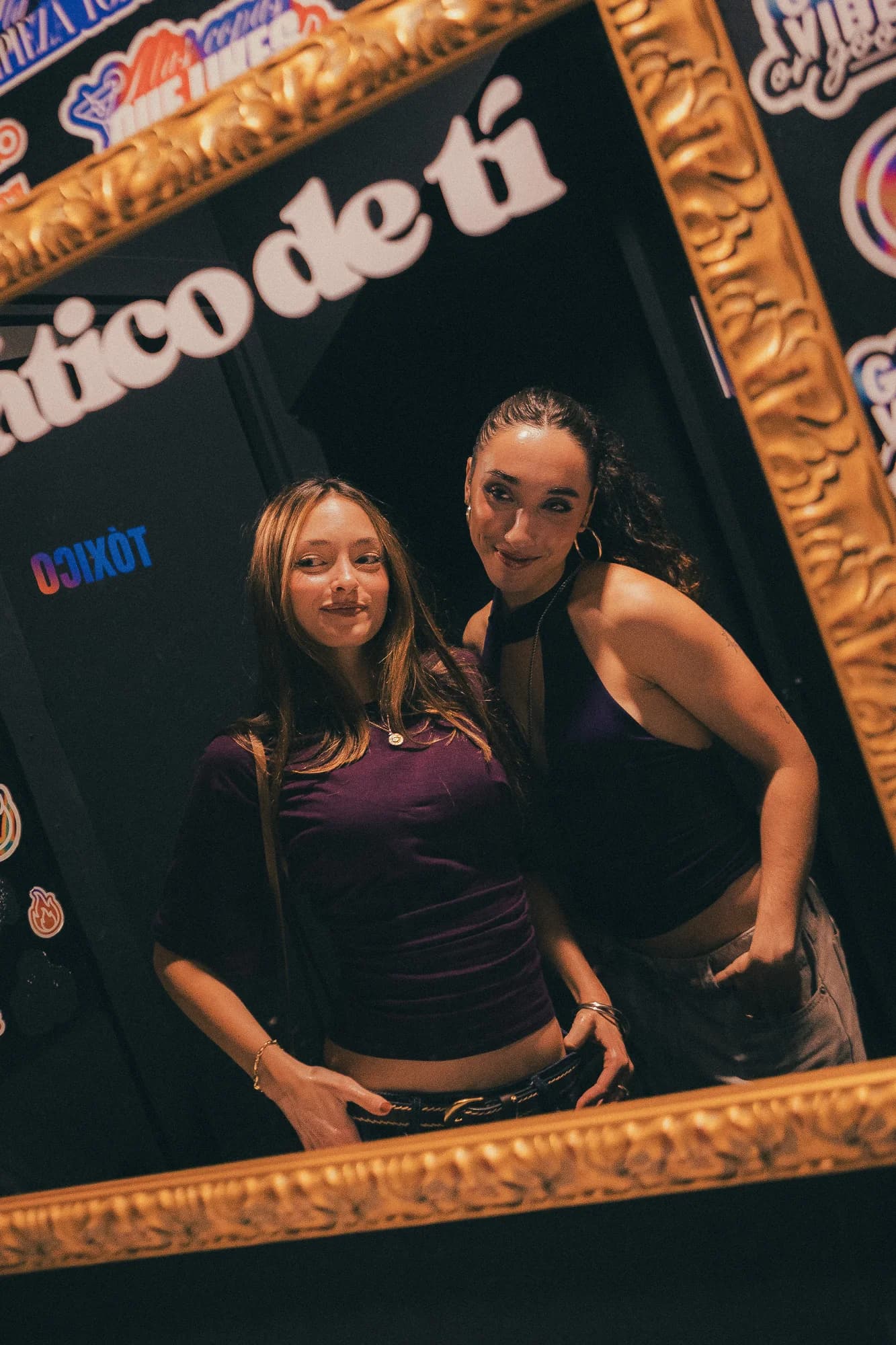 Dos amigas riéndose con la copa en la mano